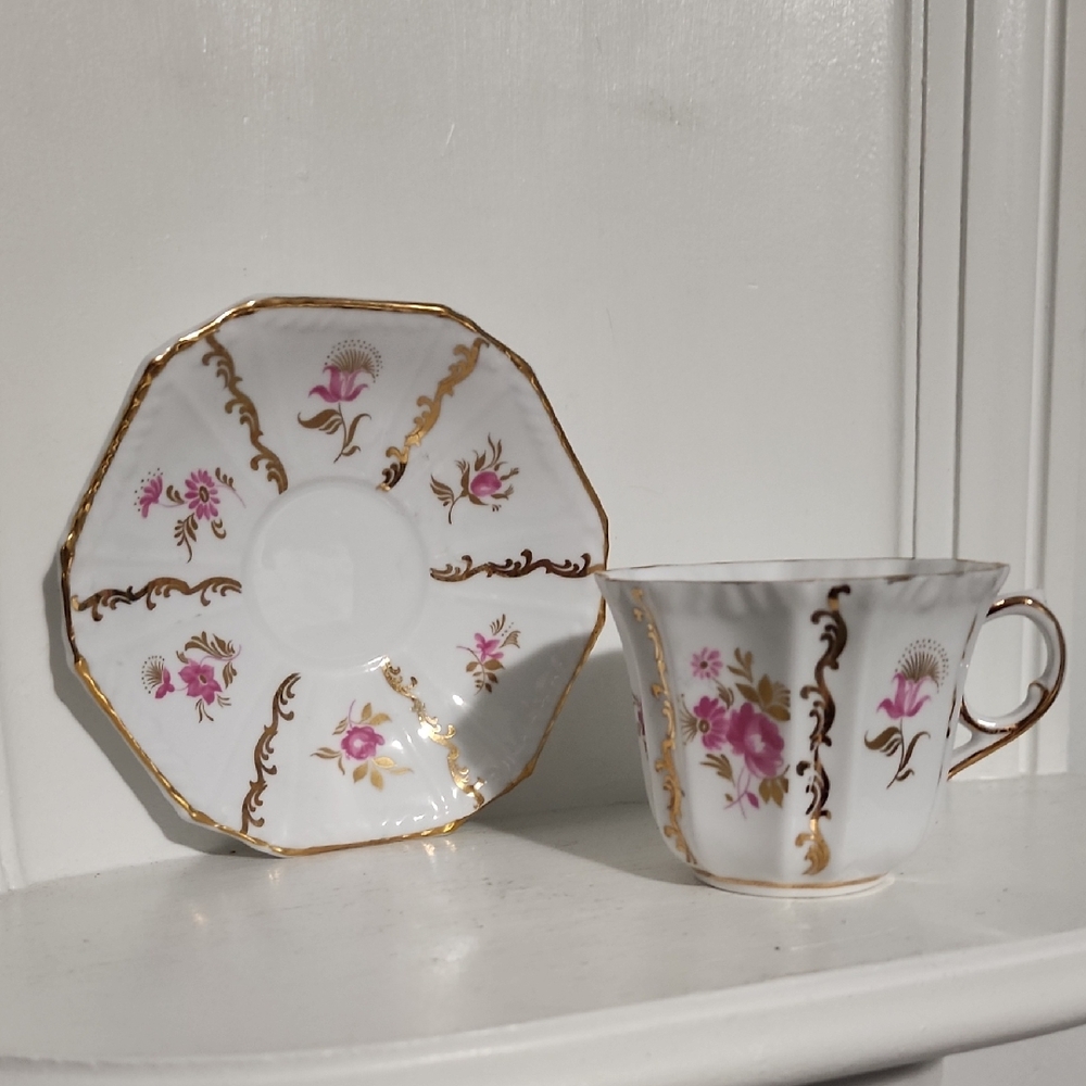 This item is a vintage Royal Tara fine bone china  Ireland